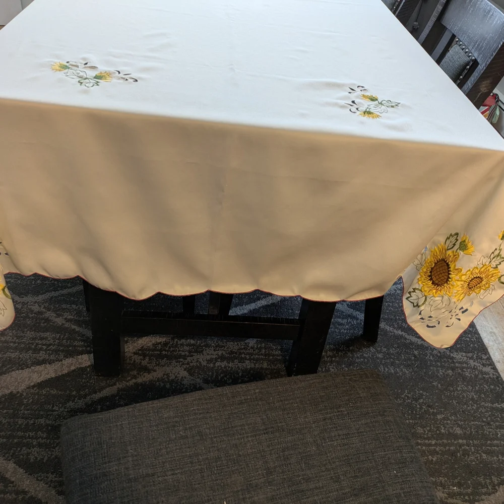 Vintage 2007s Croft & Barrow Cream Floral Embroidered Tablecloth 99